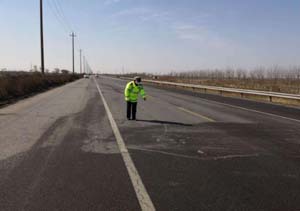 濱海新區(qū)民警深入查找在道路渠化、交通設(shè)施、交通標(biāo)志等方面是否存在隱患？